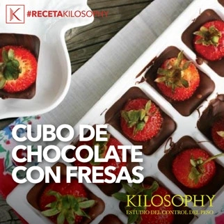 Cubo de chocolate con fresas